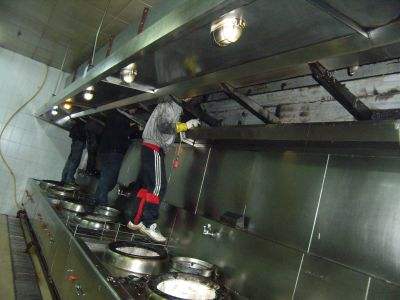 【深圳油煙機(jī)清洗】大型廚房油煙機(jī)定期清洗刻不容緩